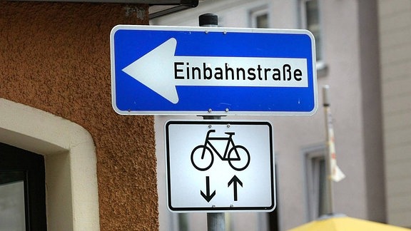 Verkehrsschilder - Einbahnstraße und Radfahren in beide Richtungen erlaubt