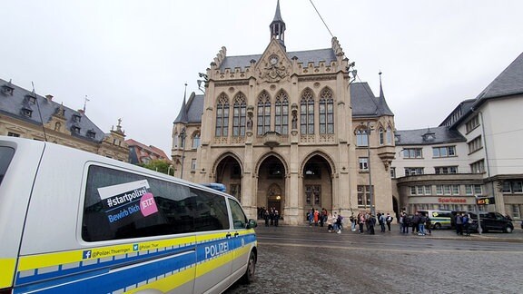 Ein Polizeiwagen steht nach einer Bombendrohung vor dem Erfurter Rathaus
