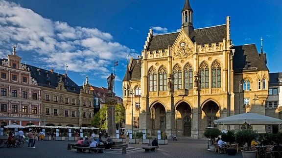 Das Erfurter Rathaus auf dem Fischmarkt im Sonnenschein