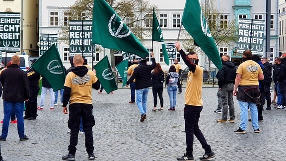 Rechtsradikale demonstrieren auf Domplatz in Erfurt Polizei fängt Rechtsextreme am Hauptbahnhof in Erfurt ab Gegendemo während Kundgebung Rechtsextremer auf Domplatz in Erfurt