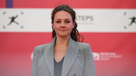 Filmregisseurin Chiara Fleischhacker steht während der Verleihung des Nachwuchspreises First Steps Award 2024 im Theater des Westens auf dem Roten Teppich.