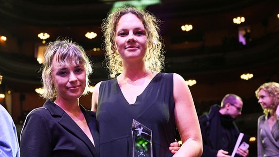 Chiara Fleischhacker (r), Gewinnerin in der Kategorie abendfÅ¸üllender Spielfilm mit "Vena", steht nach der Verleihung des Nachwuchspreises First Steps Award 2024 im Theater des Westens mit Lisa Jilg, Gewinnerin des Michael-Ballhaus-Preises mit "Vena", auf der Bühne.