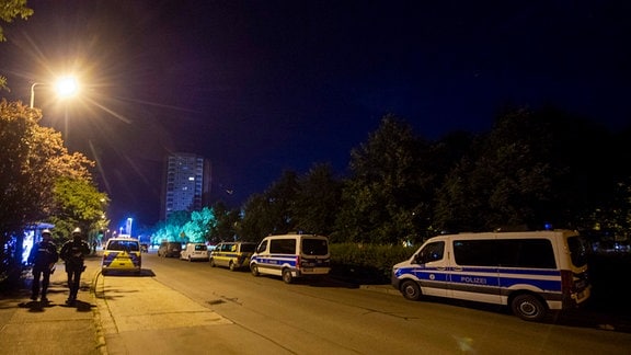 Polizeiautos stehen in der Nacht in einer Straße am Roten Berg