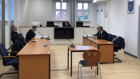 Ein Saal des Landgerichts Erfurt während einer Verhandlung.
