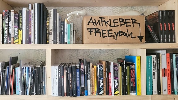 Bücher zum Thema Graffiti in einem Regal