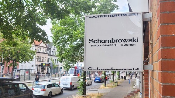 Ladenschild mit der Aufschrift "Schambrowski - Kino Graffiti Bücher" 
