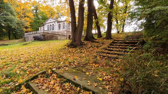 Kirchentreppe im Schlosspark Molsdorf mit Pavillon vor der Sanierung