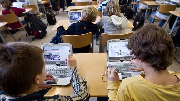 Schülerinnen und Schüler arbeiten 2011 mit ihren Lern-Netbooks.