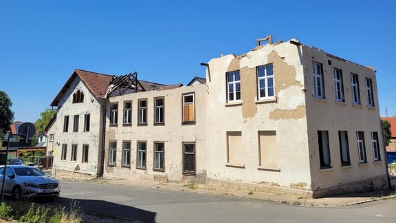 Gebäude mit beschädigter Fassade