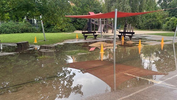 Spielplatz auf Schulhof überschwemmt und gesperrt