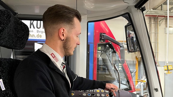 Ein Straßenbahnfahrer bei der Arbeit.