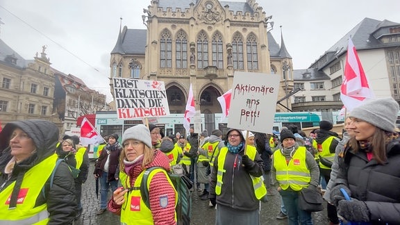 Impressionen vom Streik am Helios-Klinikum in Erfurt: Streikende mit Transparenten auf dem Fischmarkt