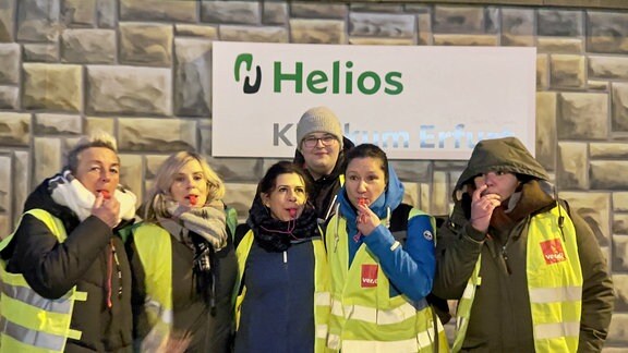 Beschäftigte des Helios-Klinikums Erfurt mit Trillerpfeifen und Warnwesten