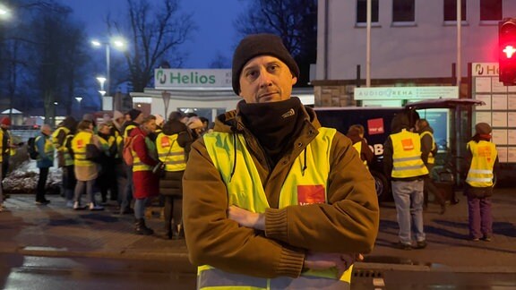 Beschäftigte des Helios-Klinikums Erfurt streiken in Warnwesten