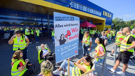 Beschäftigte im niedersächsischen Einzelhandel stehen bei einem Warnstreik vor der Ikea-Filiale Expo-Park.