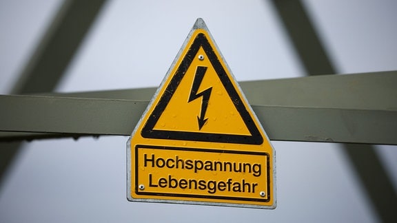 Das Schild "Hochspannung Lebensgefahr" hängt an einem Strommast.