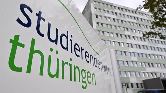 "Studierendenwerk Thüringen" steht auf dem Schild vor einem Studentenwohnheim in der Nordhäuser Straße.