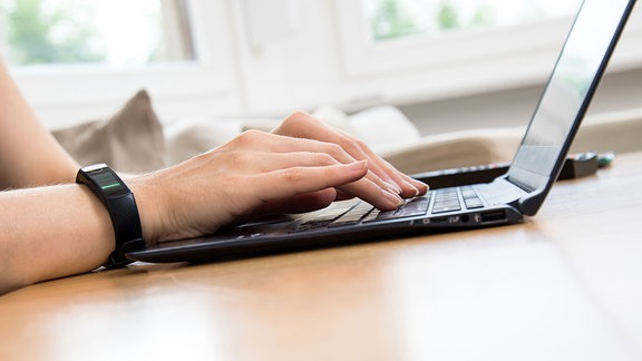 Eine Frau arbeitet am 18.08.2020 in Wittenberge auf einer Couch mit einem Laptop (gestellte Szene). 