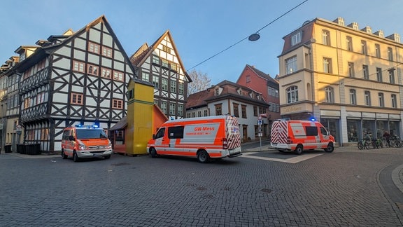 Feuerwehrautos stehen auf einem Platz in Erfurt.