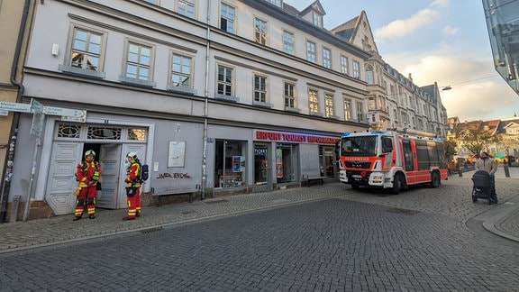 Ein Feuerwehrauto in einer Straße in Erfut.