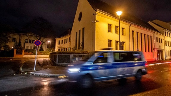 Polizeifahrzeug vor der Synagoge in Erfurt