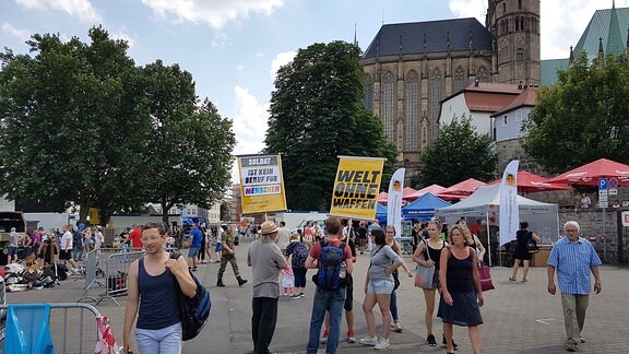 Bundesweiter Tag der Bundeswehr. Auch in Erfurt auf dem Domplatz präsentierte sich die Bundeswehr. Es gab auch Proteste dagegen.