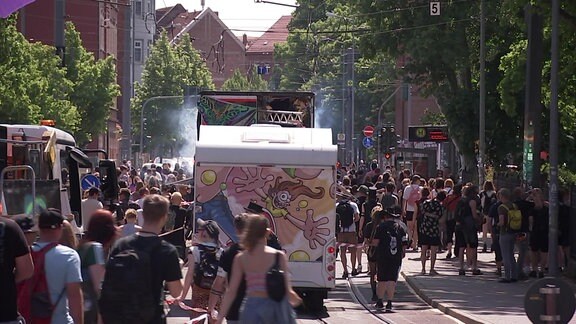 Menschen auf einer Demo, die tanzen