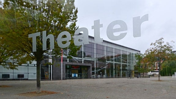 Theater steht auf einer Glasscheibe vor dem Theater Erfurt