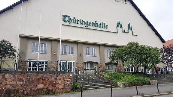 Das Gebäude der Thüringenhalle in Erfurt von außen.