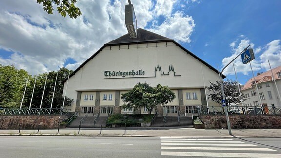 Zebrastreifen vor Thüringenhalle in Erfurt