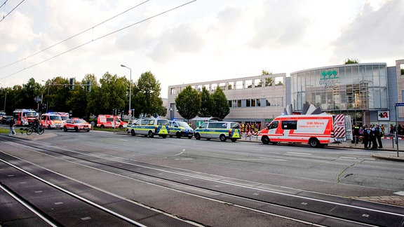 Polizei und Krankewagen vor einem Einkaufszentrum