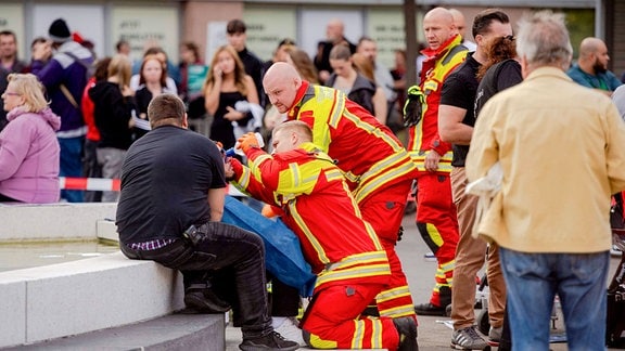 Menschen werden von Ärzten behandelt