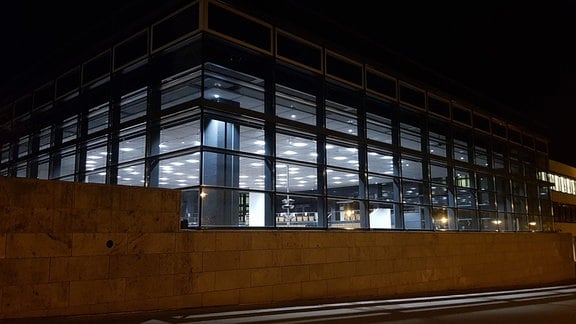 Das Plenargebäude des Thüringer Landtags bei Nacht.