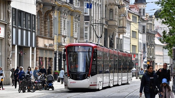 Eine neue Straßenbahn vom Typ "Tramlink" der Erfurter Verkehrstriebe fährt während der sogenannten "Jungfernfahrt" durch die Innenstadt.