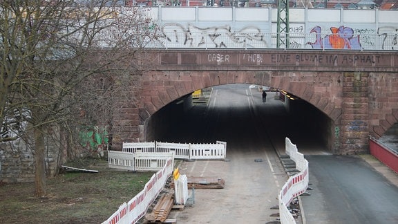 Am Tunnel am Schmidtstedter Knoten in Erfurt gibt es Bauarbeiten. Hier soll es künftig eine Haltestelle für Fernbusse geben.