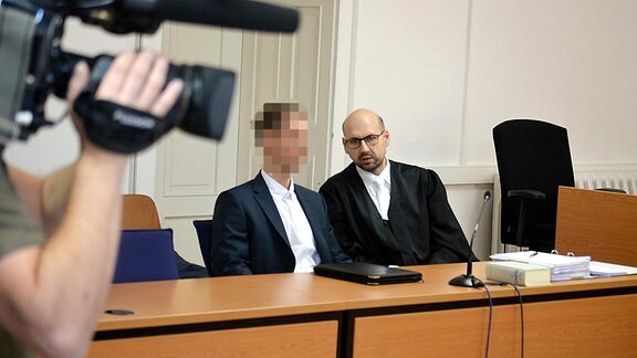 Ein Mann sitzt auf einer Anklagebank im Landgericht Erfurt