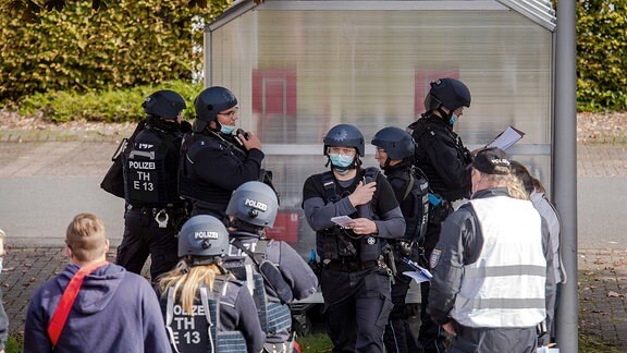 Polizisten in Kampfmontur.