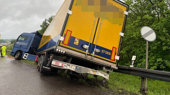 Ein Lkw ist auf der A4 bei Erfurt in einen Straßengraben gefahren