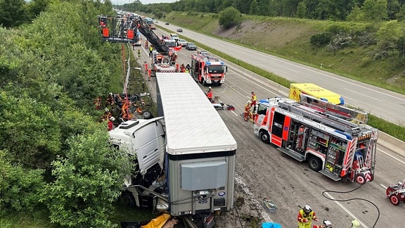 Rettungskräfte bergen einen LKW