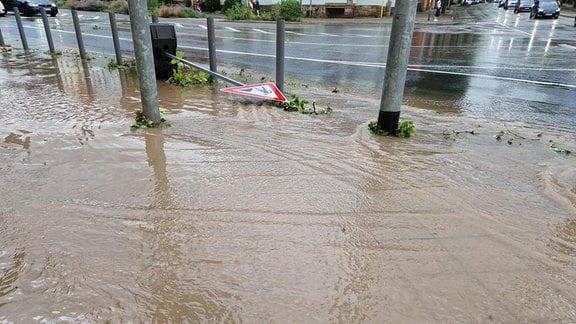 Ein Fußweg ist überschwemmt