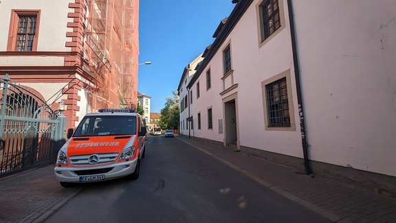 Ein Feuerwehr-Auto steht vor einem Gebäude der Stadtverwaltung in der Erfurter Innenstadt.