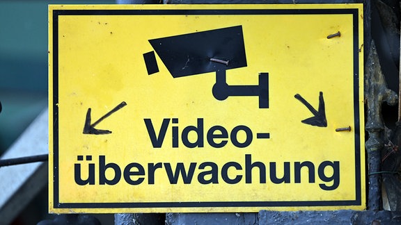  Mit einem Schild wird auf eine Videoüberwachung an der Krämerbrücke aufmerksam gemacht.