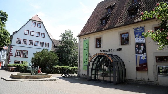 Theater Waidspeicher und Brunnen Bremer Stadtmusikanten in Erfurt 