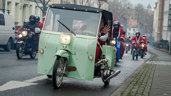 Weihnachtsmänner auf Mopeds unterwegs in Erfurt.