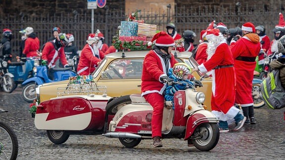 Weihnachtsmänner auf Mopeds unterwegs in Erfurt.