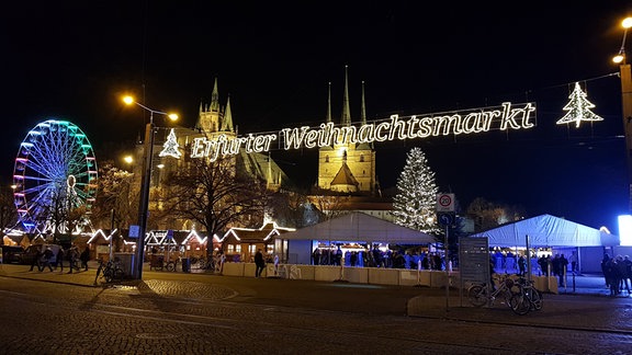 Blick auf den Domplatz in Erfurt, wo der Weihnachtsmarkt 2021 mit Corona-Auflagen eröffnet wurde
