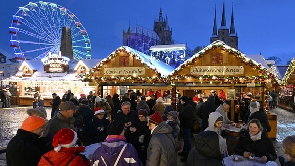 Lichter leuchten auf dem Erfurter Weihnachtsmarkt am Tag der Eröffnung. 