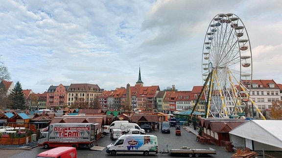 Blick auf den Domplatz in Erfurt, wo Händler und Schausteller den Weihnachtsmarkt aufbauen.