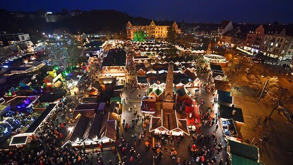 Tausende Lichter leuchten 2018 auf dem Erfurter Weihnachtsmarkt.