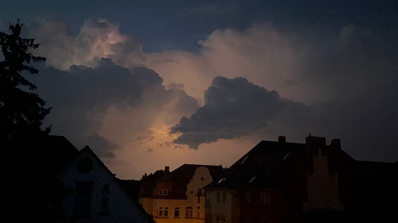 Blitze in einer nächtlichen Wolke.